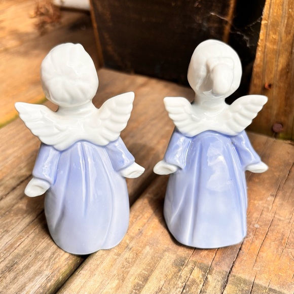 Vintage Kissing Angels - Blue & White Ceramic - Picture 4 of 7